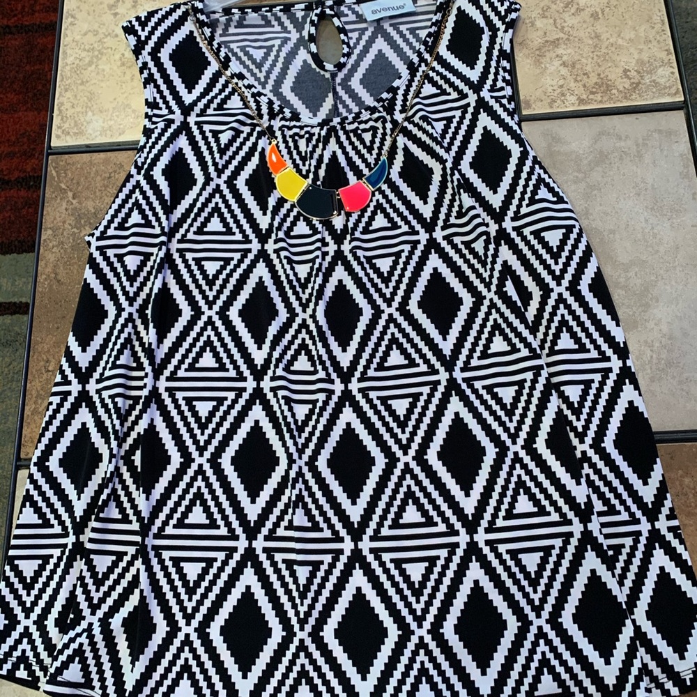 Dressy black & white tank w/ att’d chunky necklace